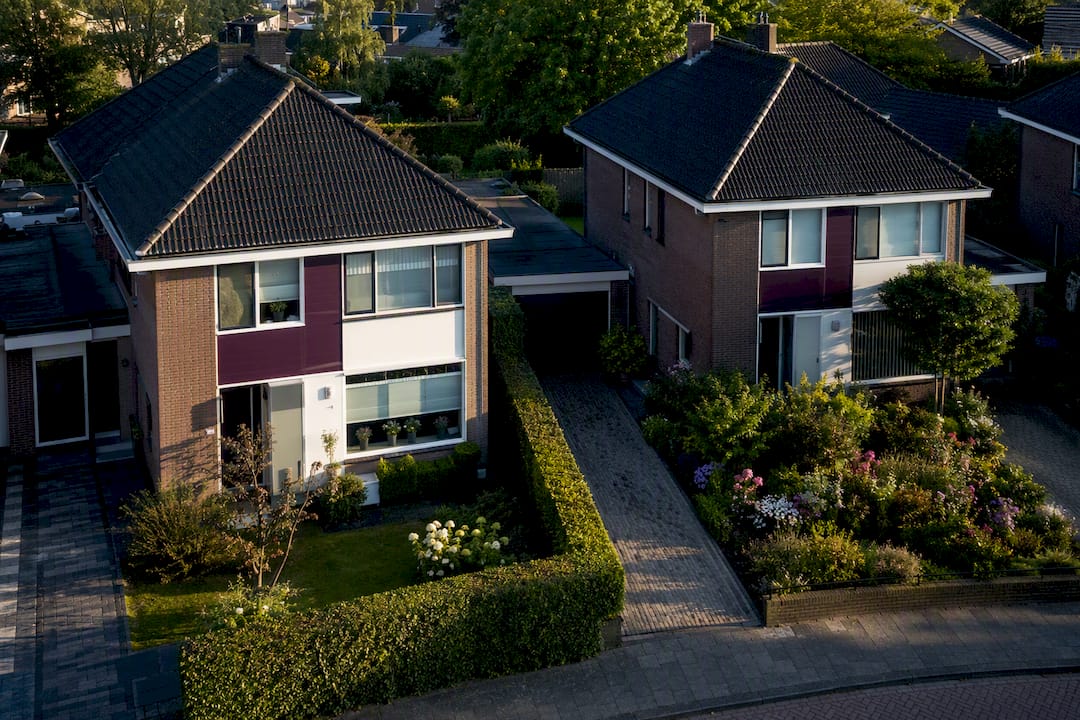 De buitenkant van twee naast elkaar gelegen woningen in de buurt