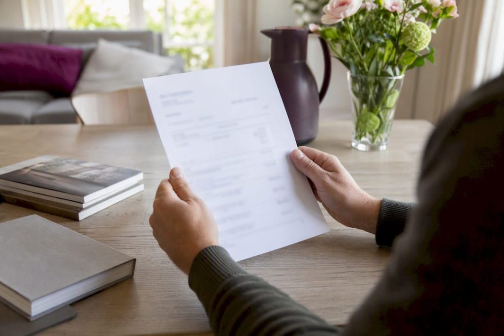 Handen die een overzicht van een BKR-registratie vasthouden