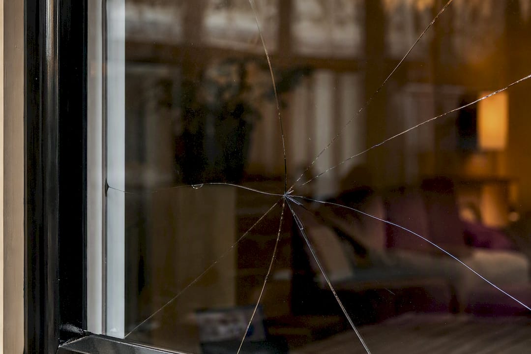 Close-up van een gebarsten glazen ruit