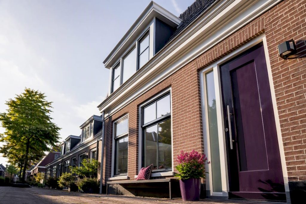 Gevel en daklijn van gerenoveerd Nederlands herenhuis
