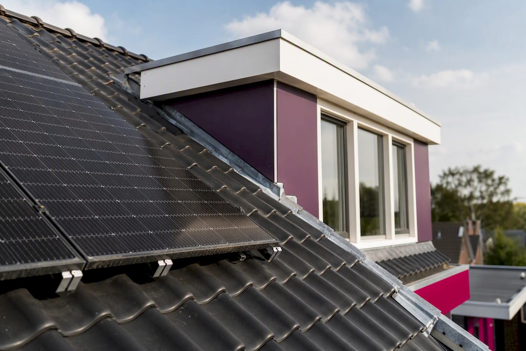 Zonnepaneelrand en dakraam op gerenoveerd dak