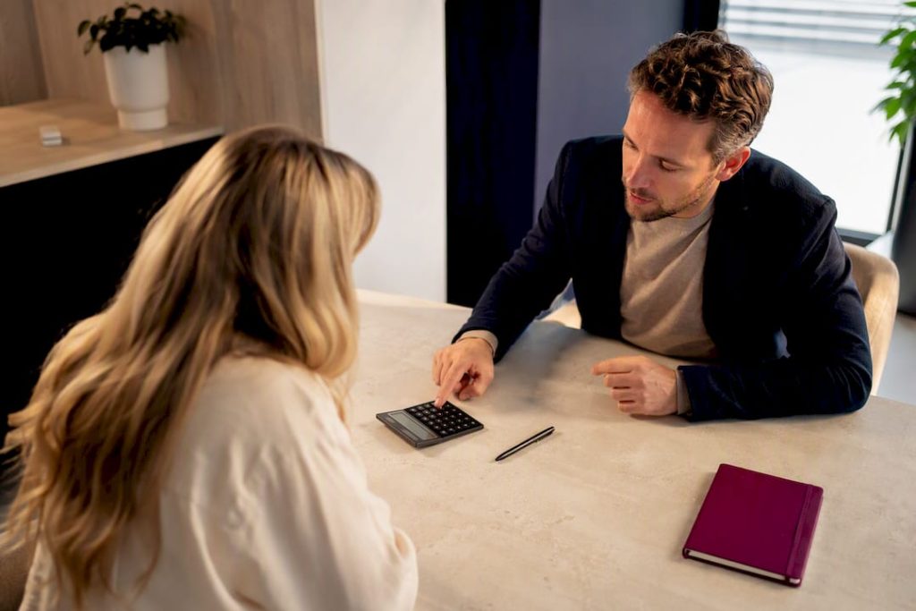 Koper gaat met adviseur in gesprek over het financieringsvoorbehoud