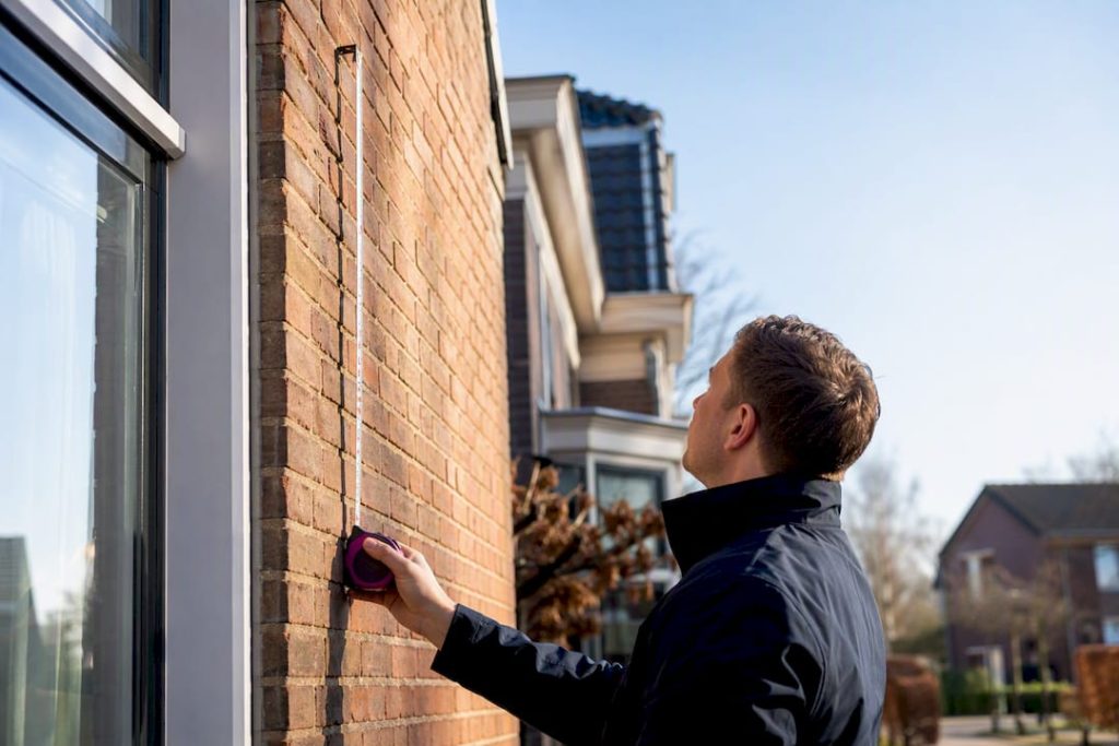 Een taxateur stelt de waarde van een woning vast