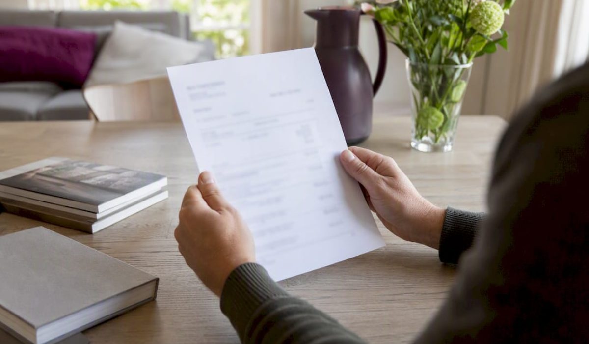 Handen die een overzicht van een BKR-registratie vasthouden