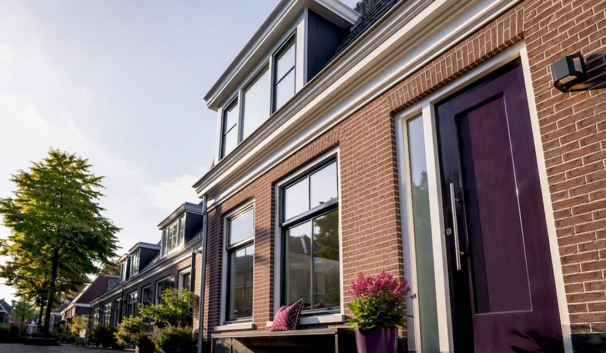Gevel en daklijn van gerenoveerd Nederlands herenhuis