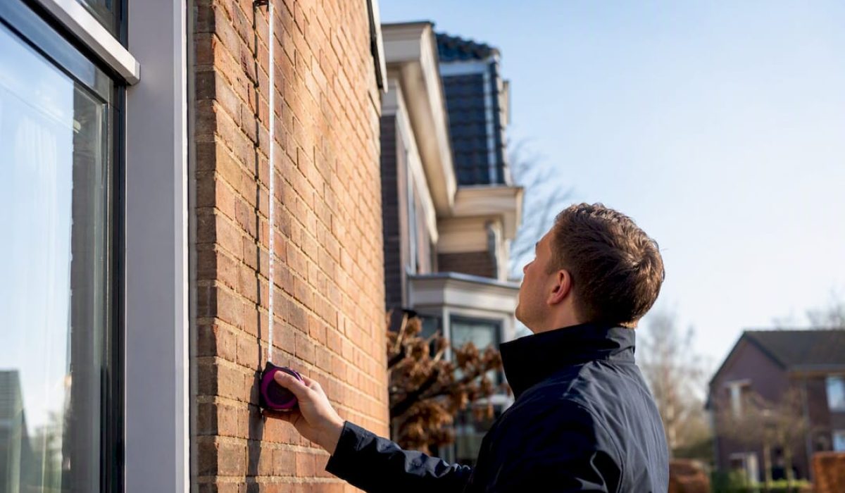 Een taxateur stelt de waarde van een woning vast